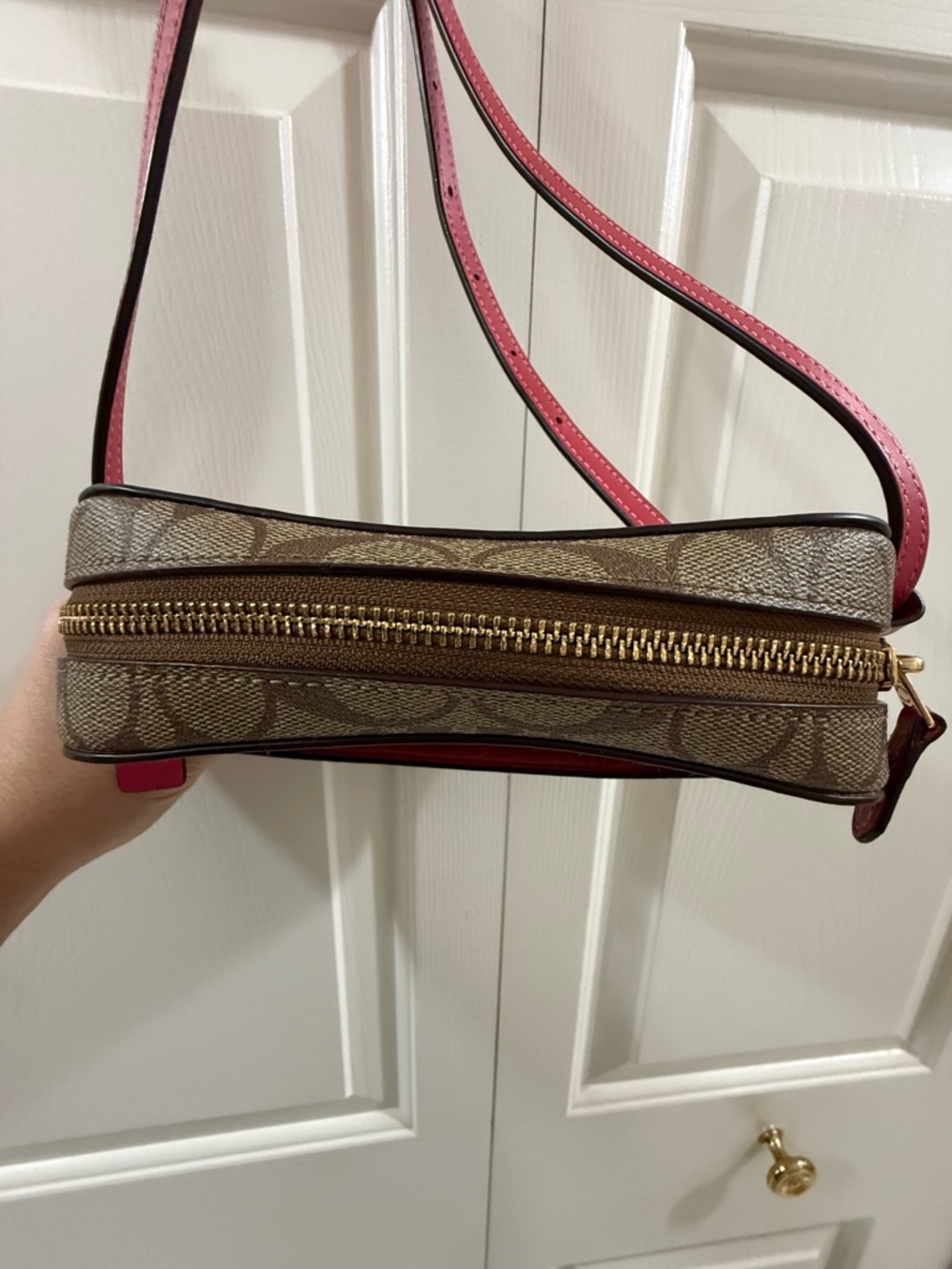 Coach Signature camera crossbody bag in brown monogram canvas with vibrant pink - Picture 13 of 17